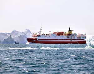 Das Küstenschiff Sarfaq Ittuk an Grönlands Küste