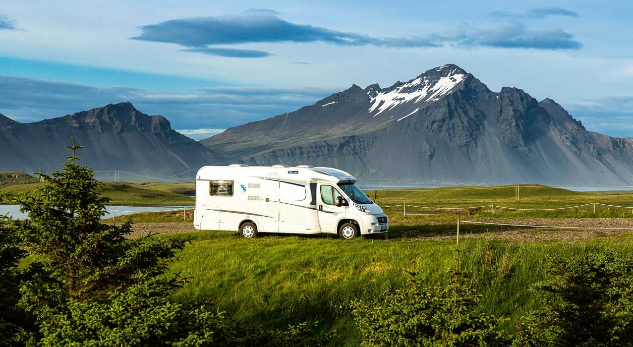 Strasse in Island mit Wohnmobil