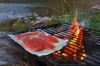 Zubereitung von Lachs auf dem Grill, Quelle: Fiskeavisen auf Pixabay