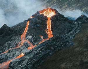 Lava-stroemt-aus-Krater-heraus-I-Pawel-Swider.jpg