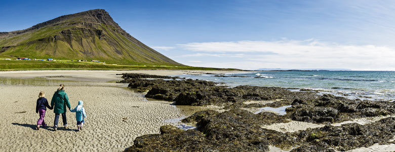 Familie an einem Strand in Island