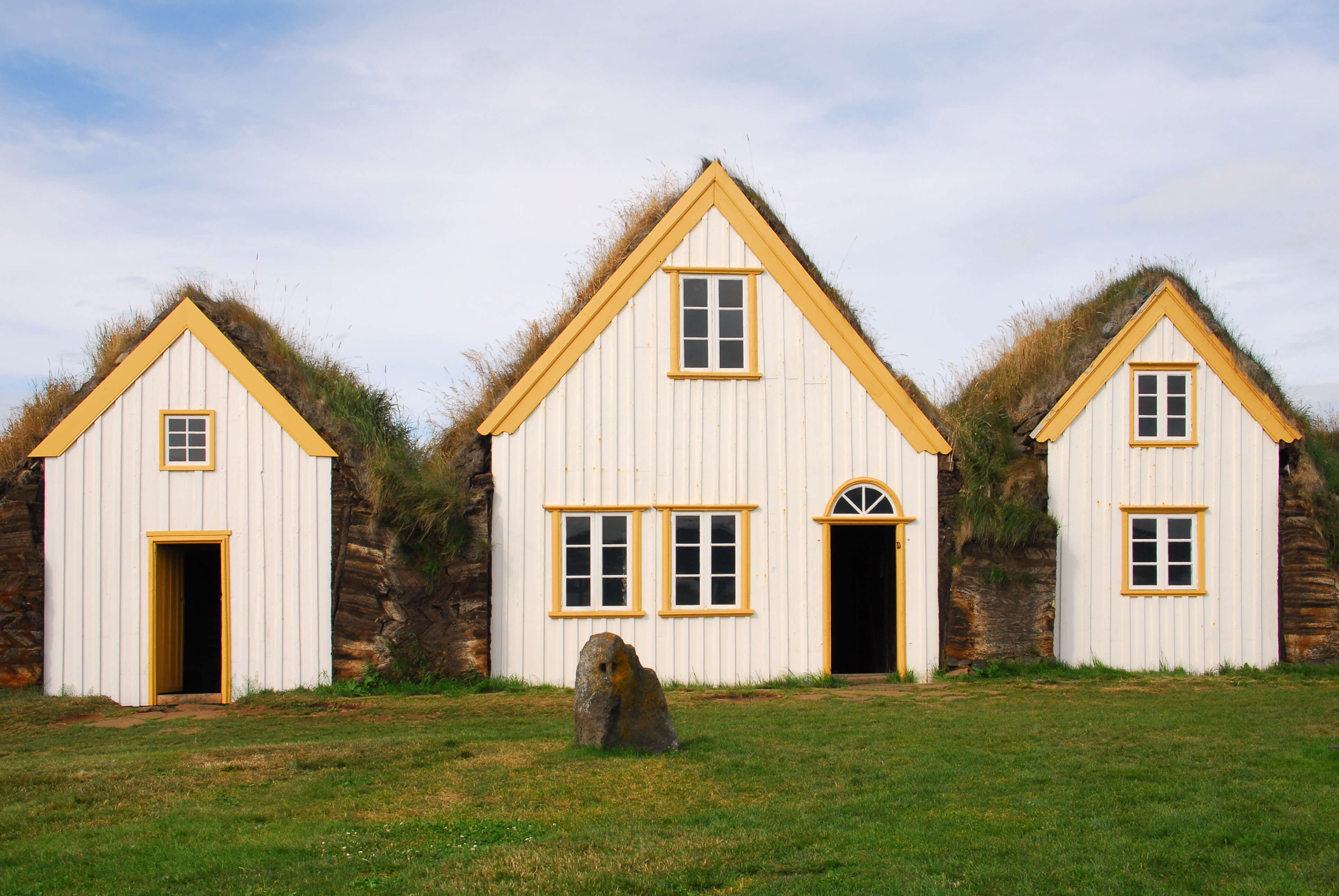 Glaumbaer Haeuser mit Gras auf dem Dach Island