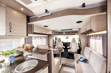 Wohnmobil Medium Küche und Sitzplätze