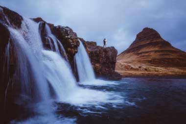Brautpaarshooting am Kirkjufellsfoss in Island
