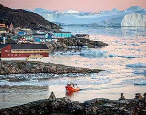 Besonders eindrücklich sind die riesigen Eisberge, wenn man mit einem Boot zwischen ihnen hindurch fährt.
Mads Phil - Visit Greenland