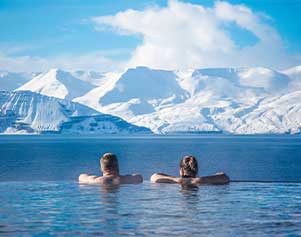 Entspannendes Bad im GeoSea Thermalbad mit einzigartiger Sicht über den Fjord. 