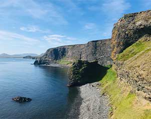 Die Halbinsel Rauðanes mit ihren Steilküsten, Sea Stacks und Felsbogen.