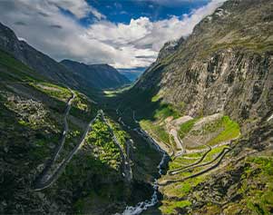 Die Serpentinenstrasse des Trollstigens in der Nähe von Åndalsnes - visitnorway