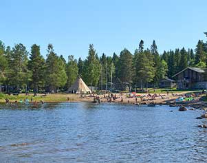 Familien am Baden im Meer in Nordschweden - Brändön Lodge Graeme Richardson