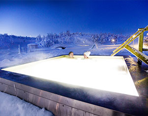 Geniessen Sie ein entspannendes Bad im SPA, umgeben von der lappischen Winterlandschaft - Camp Ripan Björn Wanhatalo