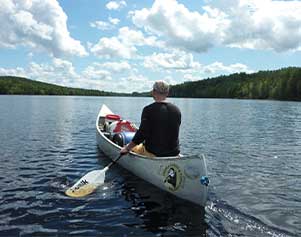 Mann unterwegs mit einem Kanu - Arvika Canoe