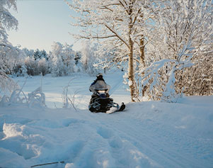 Schneetöff-Fahrer in der schwedischen Winterlandschaft - Norrsken Lodge