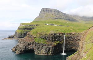 Bekannter Wasserfall auf den Färöer Inseln