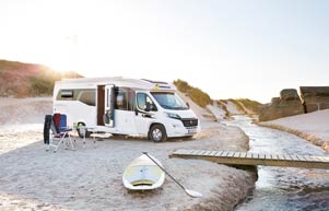 Wohnmobil am Strand in Finnland