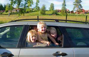 Kinder im Auto während einer Familienreise in Finnland