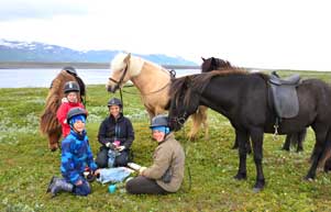 Familie mit Islandpferden in Island