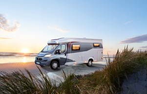 Wohnmobil am Strand in Norwegen