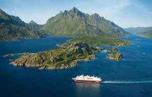 Ein Schiff der Hurtigruten in Norwegen