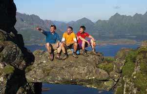Wanderer in Norwegen auf den Lofoten bei einer Gruppenreise