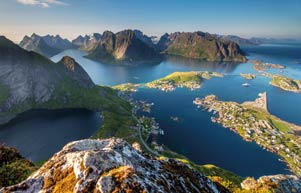 Aussicht auf die Lofoten während einer Mietwagenreise in Norwegen