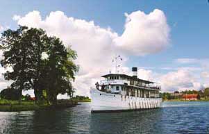 Schiff bei Reisen in Schweden auf Kanal