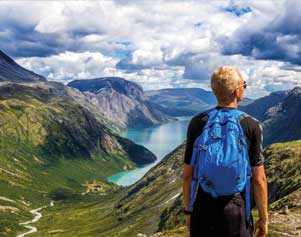Wanderer auf dem Berggrat Besseggen in Norwegen