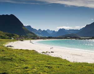 Erleben Sie die weissen Strände auf den Lofoten während der Mietwagenreise Inselzauber