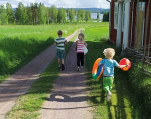 Spielende Kinder in Schweden während einer Familienreise