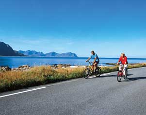 Radfahrer auf den Lofoten in Norwegen
