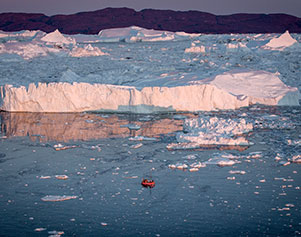 Passagierboot zwischen den Eisbergen von Ilulissat - Foto von Mads-Pihl (Visit-Greenland)