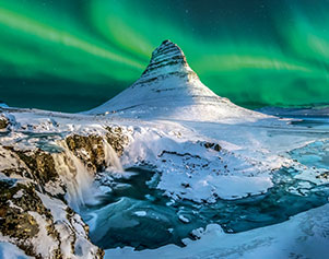 Nordlichter über dem Berg Kirkjufell.