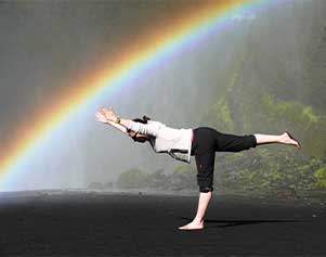 Yoga entspannt auf dem schwarzen Sandstrand in Island - Inge Büchel 