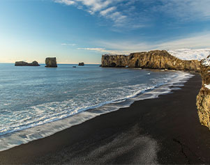 Black Beach Sand im Winter.