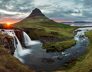 Kirkjufell mit Kirkjufellsfoss.