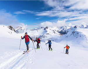 Tourenskifahrer und im Hintergrund die Lofoten