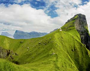 die typische grüne Landschaft der Färöer Inseln