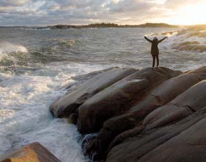 An der Küste der Åland-Inseln sind die den tosenden Wellen ganz nah. 