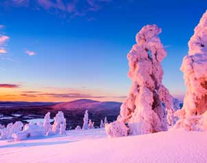 Blockhäuser in Lapplands Winterlandschaft