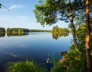 Blauer See in Finnland.