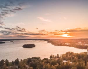 Sonnenuntergang über einem See in Finnland