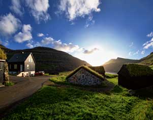 Durch die traditionellen Grasdächer werden die Bauernhöfe ein Teil der färöischen Landschaft.