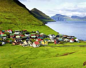 Sicht auf den Ort Gjogv auf den Färöer Inseln.