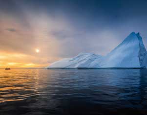 Eisberg vorm Sonnenuntergang in Grönland