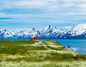 Ferienhäuser in Island liegen häufig einsam in der Natur mit wunderschöner Aussicht.