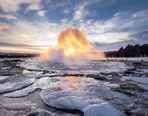 Der Geysir Strokkur im Winter in Island