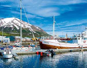 Schiff im Hafen in Island