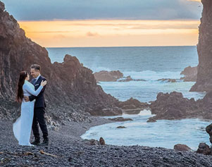 Brautpaar in Island am Strand nach Hochzeit