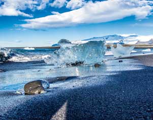 Schmelzende Eisberge an der Gletscherlagune Jökulsarlon in Island