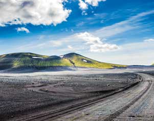 Das isländische Hochland ist an manchen Orten eine fast ausserirdisch wirkende schwarze Steinwüste.