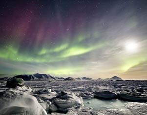 Gletscherlandschaft im Winter mit Nordlichtern